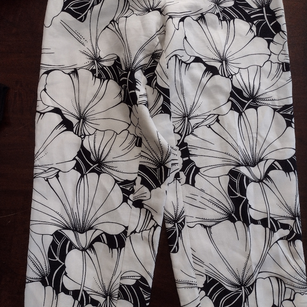 Ann Taylor LOFT Petite capri pants, white and black floral, size 2P